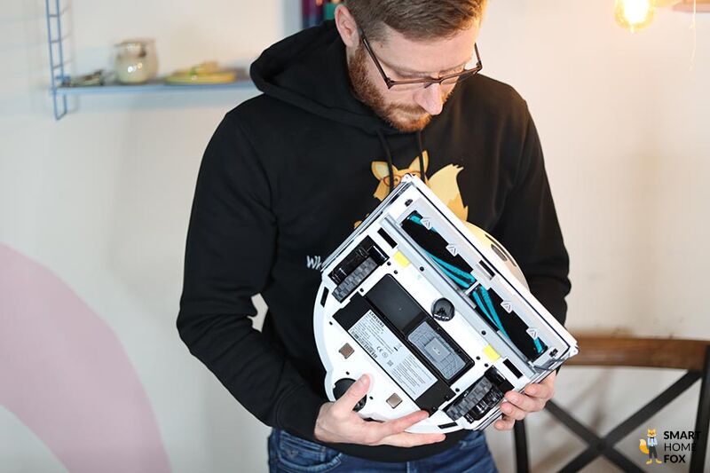 Die Unterseite des Samsung Jet Bot AI ist in der Nahaufnahme zu sehen